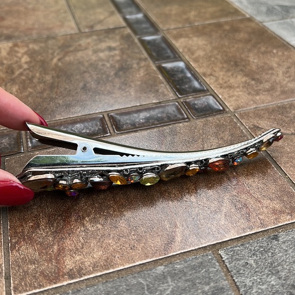 New without tags bejeweled hair clip with teeth to keep in place - Picture 4 of 9